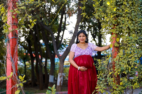Maternity Photoshoot Gown Rental Service at Rs 1400/day in Ahmedabad | ID:  24773499497
